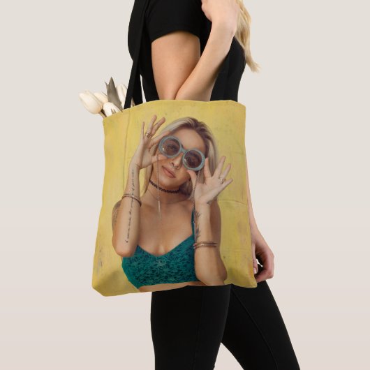 Vrouw in blauwe Gibraltar met zonnebril Tote Bag (Dichtbij)