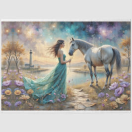 Vrouw in blauwe jurk op het strand met paard, vuur tissuepapier