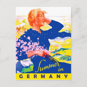 Vrouw in blauwe jurk op zomerveld in Duitsland Briefkaart