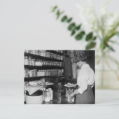 Vrouw in Chemistry Lab, jaren 1910 Briefkaart (Staand voorkant)