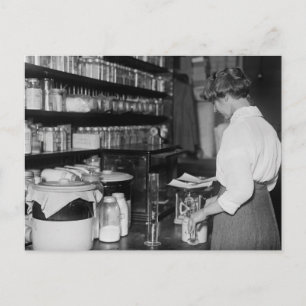 Vrouw in Chemistry Lab, jaren 1910 Briefkaart