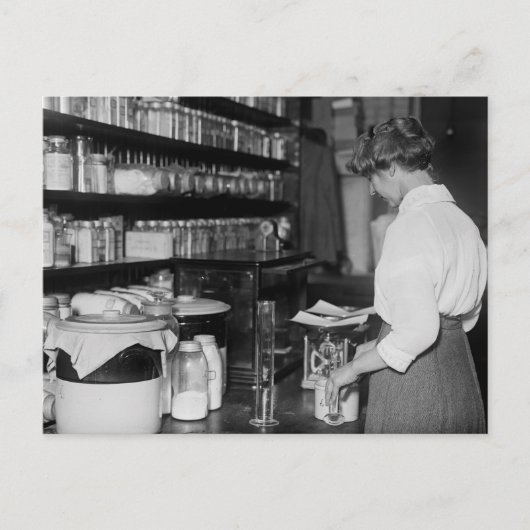 Vrouw in Chemistry Lab, jaren 1910 Briefkaart (Voorkant)