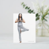 Vrouw in de positie van yoga briefkaart (Staand voorkant)