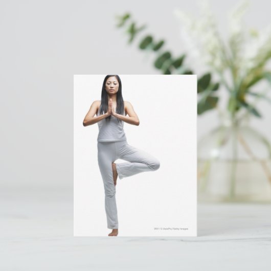 Vrouw in de positie van yoga briefkaart (Staand voorkant)