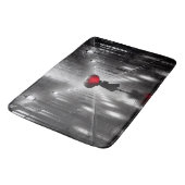 Vrouw in de regen met rode paraplu badmat (Gekanteld)