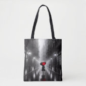 Vrouw in de regen met rode paraplu tote bag (Voorkant)