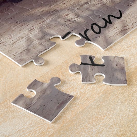 vrouw in de rode puzzel (Zijkant)