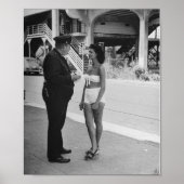 Vrouw in een badpak Een ticket kopen Poster (Voorkant)