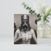 Vrouw in een Briefkaart met een gasmasker (Staand voorkant)