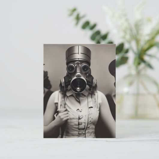 Vrouw in een Briefkaart met een gasmasker (Staand voorkant)