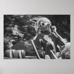 vrouw in een cabriolet poster