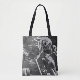 vrouw in een cabriolet tote bag
