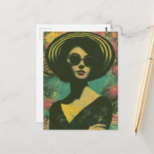 Vrouw in een gestreepte zonnehoed Mode en zomerpre Briefkaart