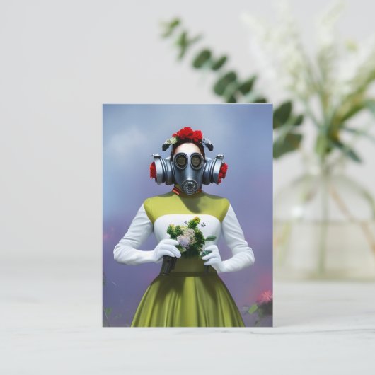 Vrouw in een groene en witte jurk en een gasmasker briefkaart (Staand voorkant)