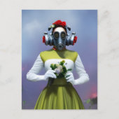 Vrouw in een groene en witte jurk en een gasmasker briefkaart (Voorkant)