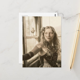 Vrouw in een kas Sepia vintage Briefkaart