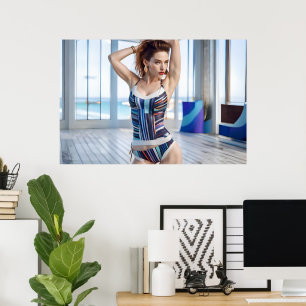 Vrouw in een kleurrijke outfit poster