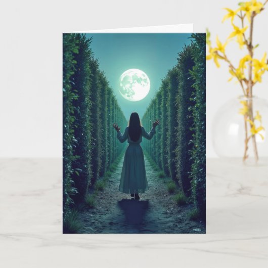 Vrouw in een maanverlichte hoge haag kaart (Gele Bloem)