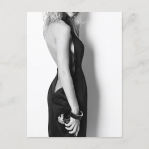 Vrouw in een prachtige zwarte jurk briefkaart