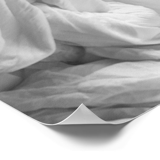 Vrouw in een studio met gezicht in haar handen B&W Poster (Hoek)