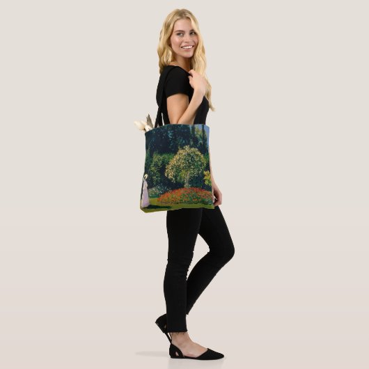 Vrouw in een tuin, Monet Tote Bag (Op model)