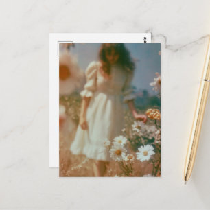 Vrouw in een veld met wilde bloemen Abstracte foto Briefkaart
