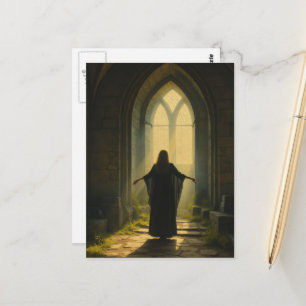 Vrouw in een verlaten kerk briefkaart