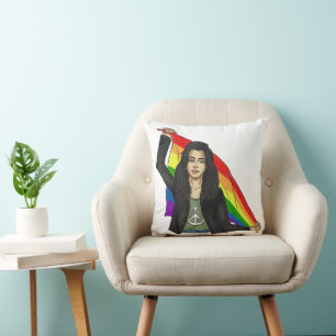 Vrouw in een vredes-T-shirt met een regenboogvlag Kussen