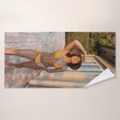 Vrouw in gele bikini op de bruine griep badhanddoek (Badhanddoek)