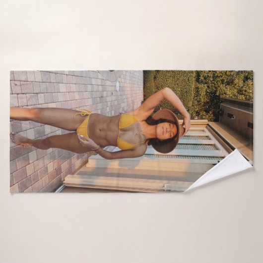 Vrouw in gele bikini op de bruine griep badhanddoek (Badhanddoek)