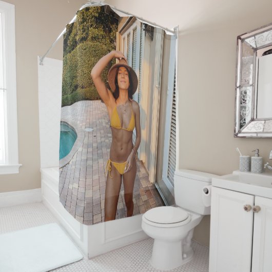 Vrouw in gele bikini op de bruine griep douchegordijn (In situ)