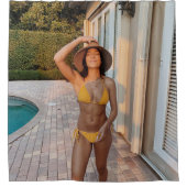 Vrouw in gele bikini op de bruine griep douchegordijn (Voorkant)