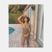 Vrouw in gele bikini op de bruine griep fleece deken (Voorkant)