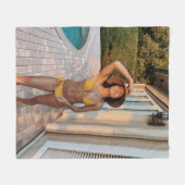 Vrouw in gele bikini op de bruine griep fleece deken (Voorkant (Horizontaal))