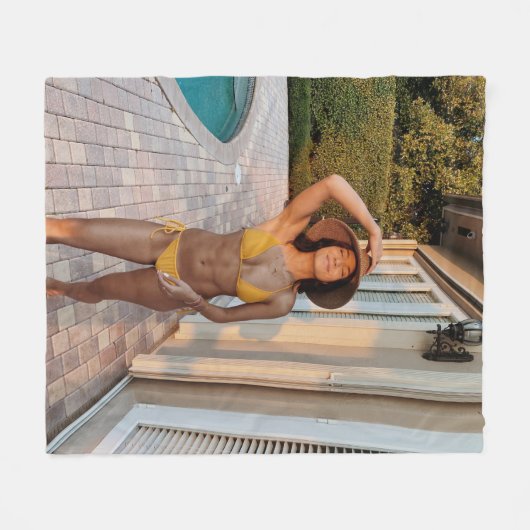 Vrouw in gele bikini op de bruine griep fleece deken (Voorkant (Horizontaal))