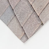 Vrouw in gele bikini op de bruine griep fleece deken (Hoek)