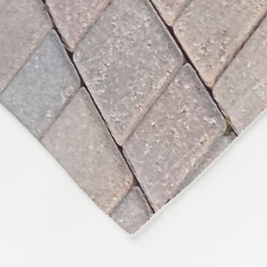 Vrouw in gele bikini op de bruine griep fleece deken (Hoek)