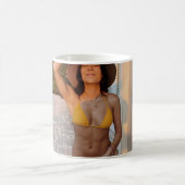 Vrouw in gele bikini op de bruine griep koffiemok (Center)