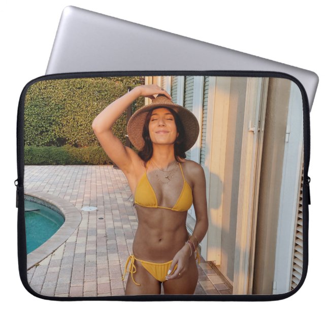 Vrouw in gele bikini op de bruine griep laptop sleeve (Voorkant)