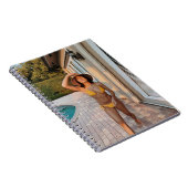 Vrouw in gele bikini op de bruine griep notitieboek (Rechterzijde)