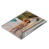 Vrouw in gele bikini op de bruine griep notitieboek (Linkerzijde)