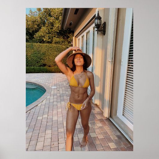 Vrouw in gele bikini op de bruine griep poster (Voorkant)