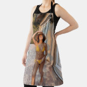 Vrouw in gele bikini op de bruine griep schort (Insitu)