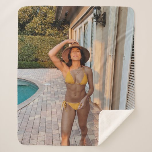 Vrouw in gele bikini op de bruine griep sherpa deken (Voorkant)