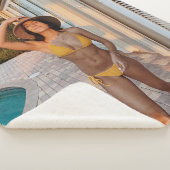 Vrouw in gele bikini op de bruine griep sherpa deken (3/4)