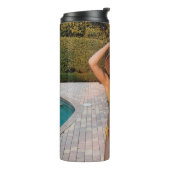 Vrouw in gele bikini op de bruine griep thermosbeker (Gedraaid links)