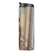 Vrouw in gele bikini op de bruine griep thermosbeker (Geroteerd rechts)