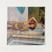 Vrouw in gele bikini op de bruine griep wandkleed (Voorkant (horizontaal))