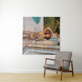 Vrouw in gele bikini op de bruine griep wandkleed (In Situ (horizontaal))