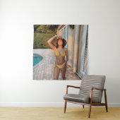 Vrouw in gele bikini op de bruine griep wandkleed (In situ)